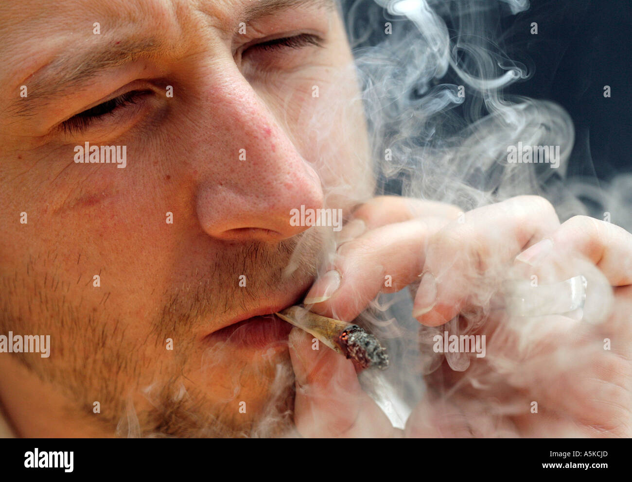 Песня больно курить. Фото длительно курящих. Чел курит коноплю. Последствия курения фото.