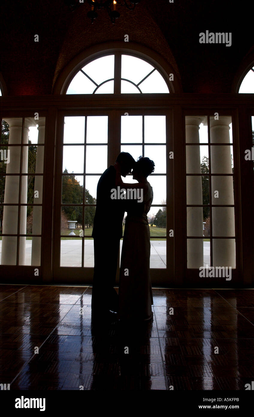 Couple kiss on dance floor during a wedding Stock Photo Alamy