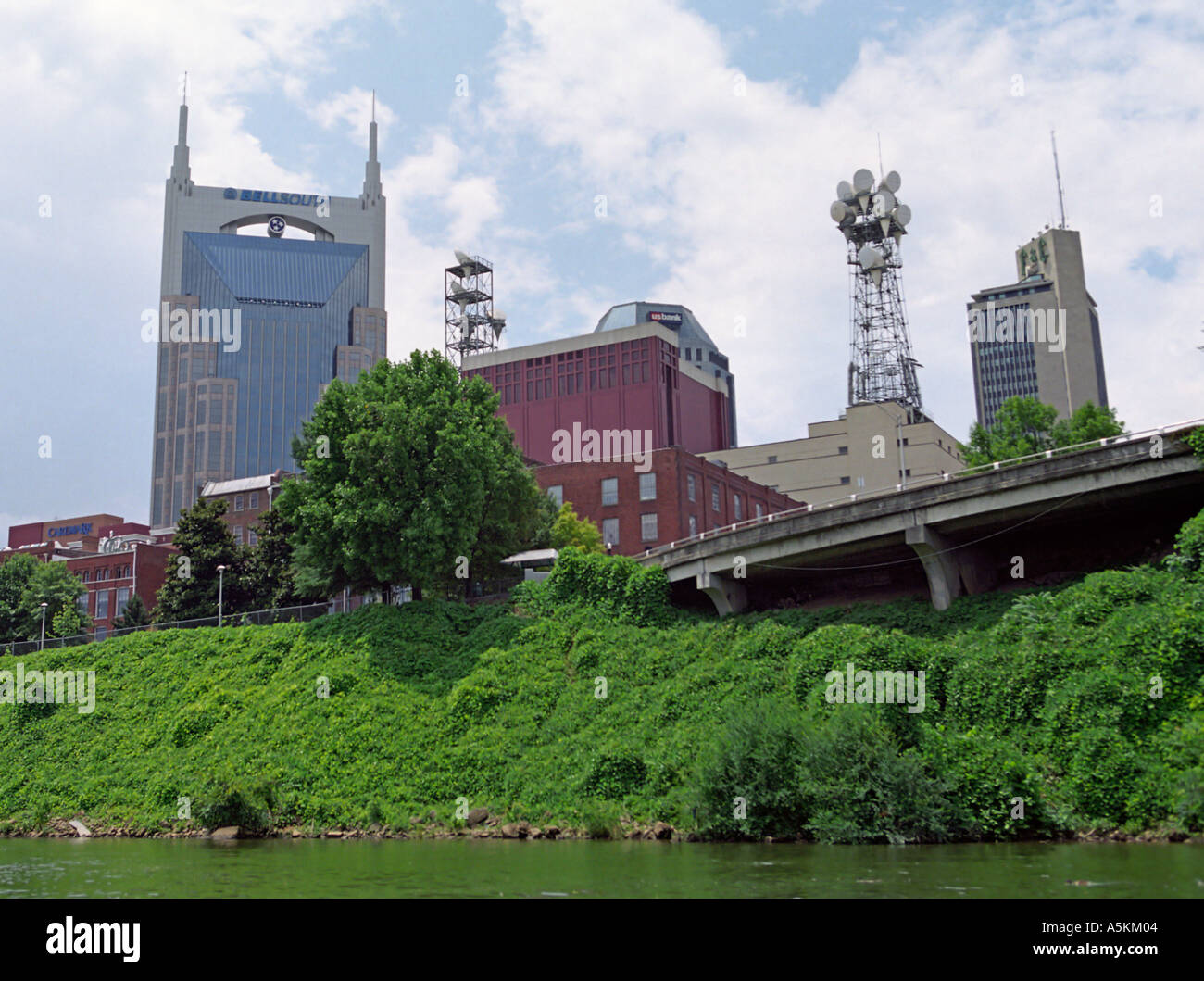 https://c8.alamy.com/comp/A5KM04/view-of-nashville-tennessee-from-the-cumberland-river-with-the-bell-A5KM04.jpg