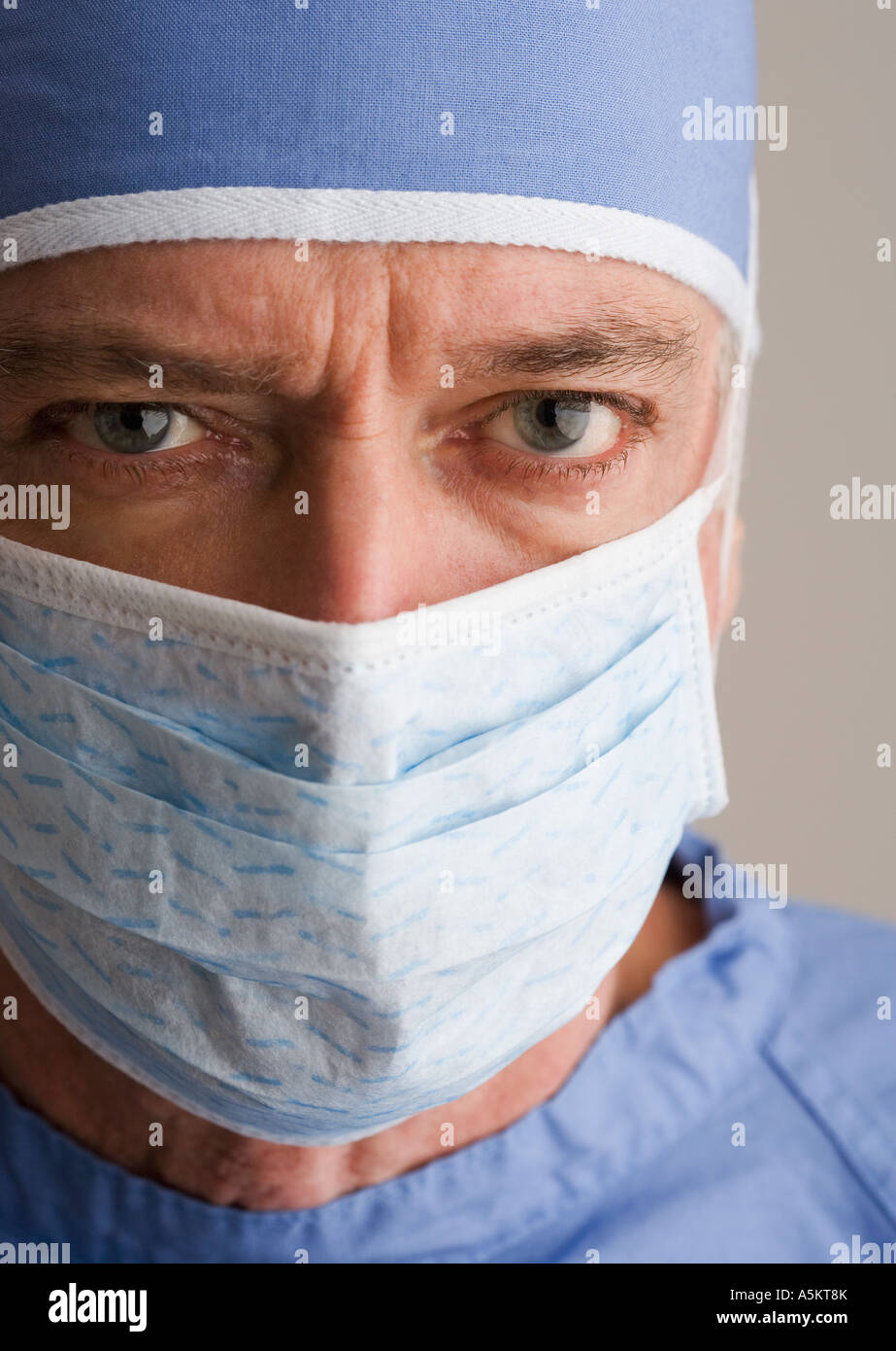 Close up of male doctor wearing surgical mask Stock Photo - Alamy