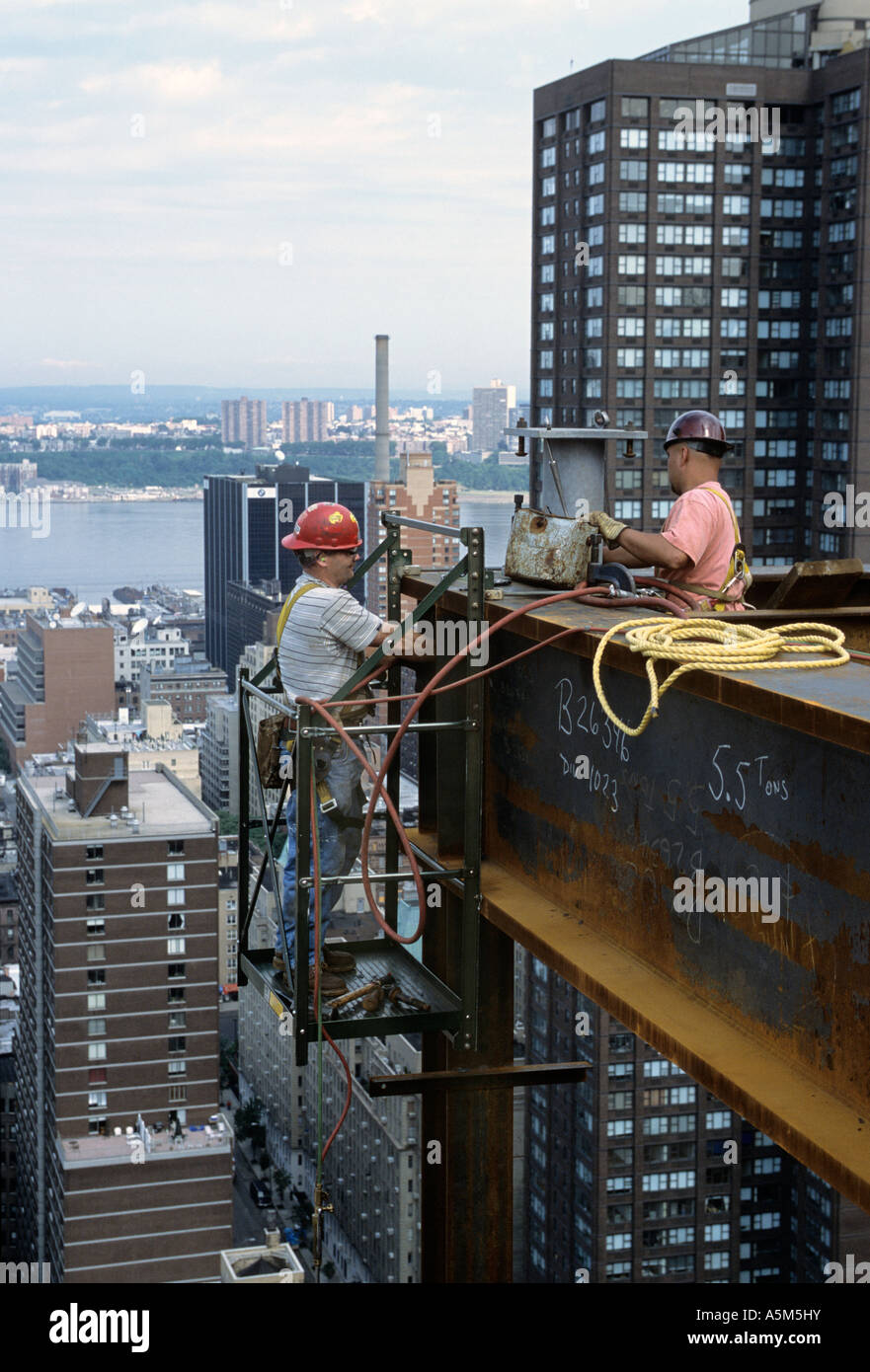 Iron workers bolt steel together at the new Random House building on Broadway in New York City Stock Photo