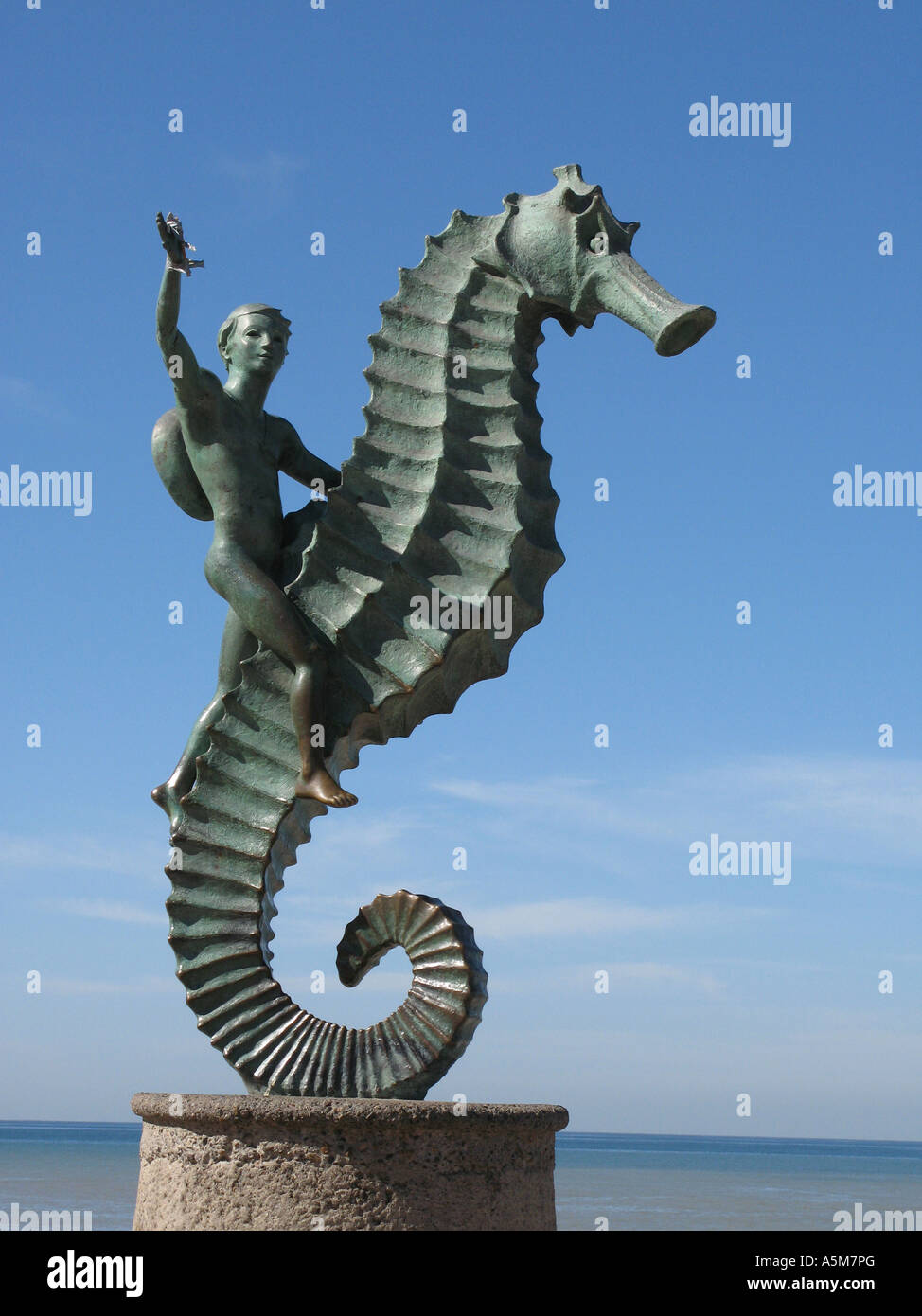 Foto Uma estátua de um cavalo-marinho na frente de um corpo de água –  Imagem de Puerto vallarta