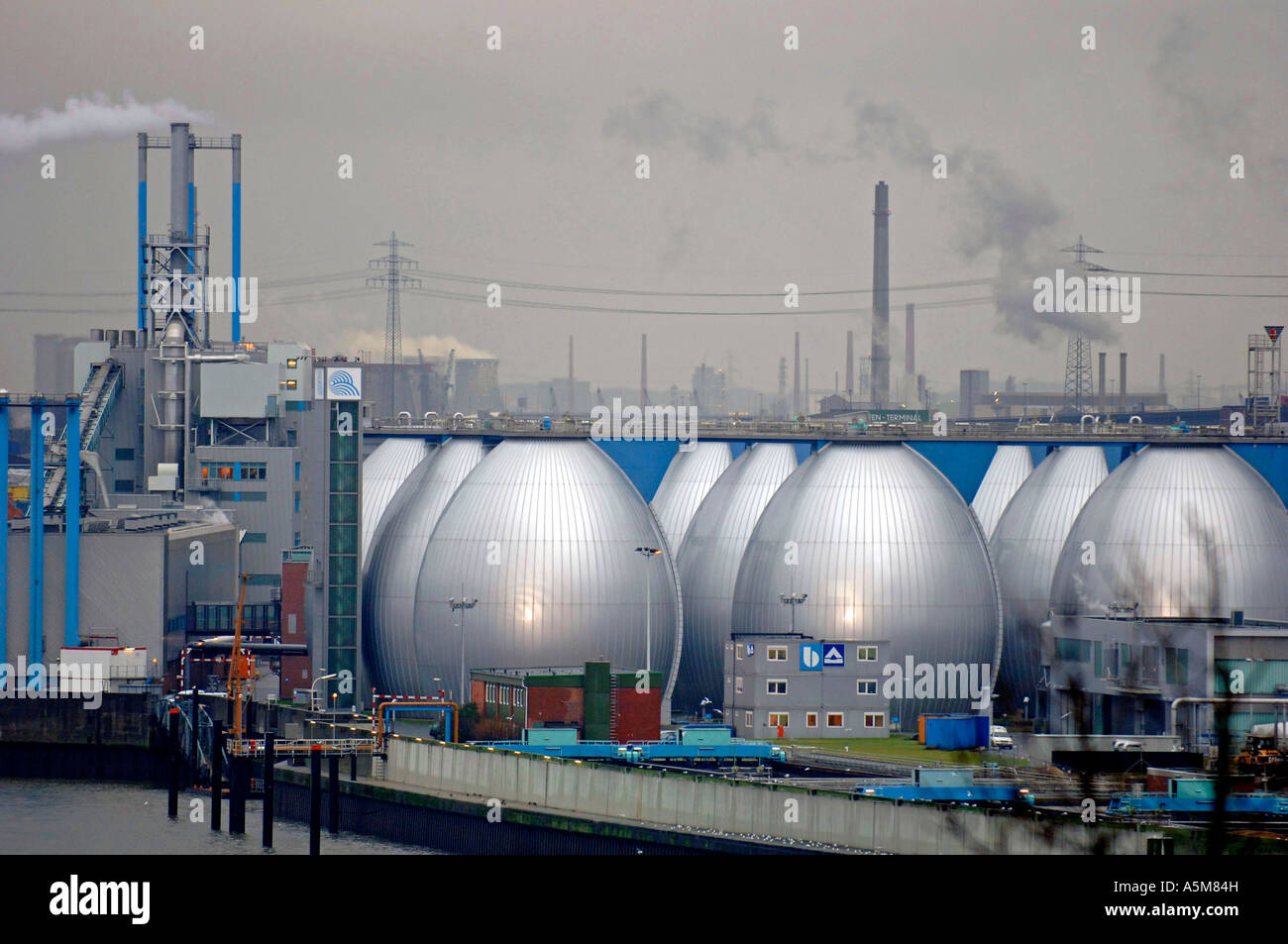 Deutschland Germany Hamburg Schiffe Kran Kräne Kraene Hafenindustrie  Petrochemie Chemische Industrie Öltanks Oeltanks Industrie Stock Photo -  Alamy