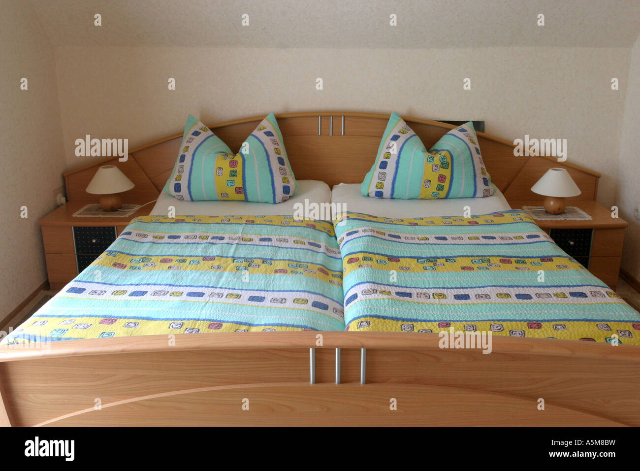 Doppelbett Bett Möbel Mobiliar Schlafzimmer Bett Schlafplatz Wohnung Wohnraum Zimmer wohnen Stube zu Hause daheim Heim Wohnungse Stock Photo