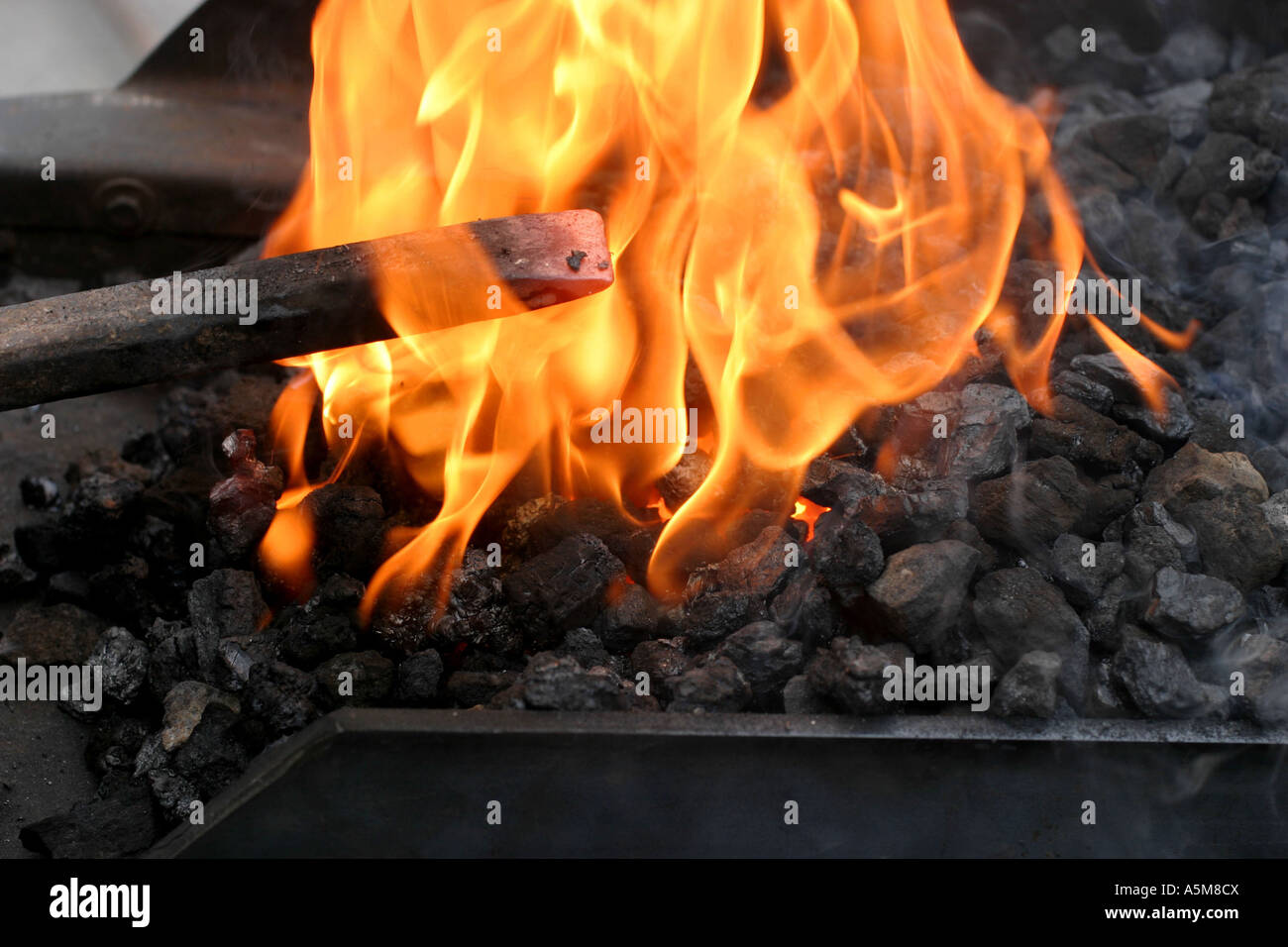 Eisen im Feuer Schmiede schmieden iron in the fire Feuer Flamme brennen