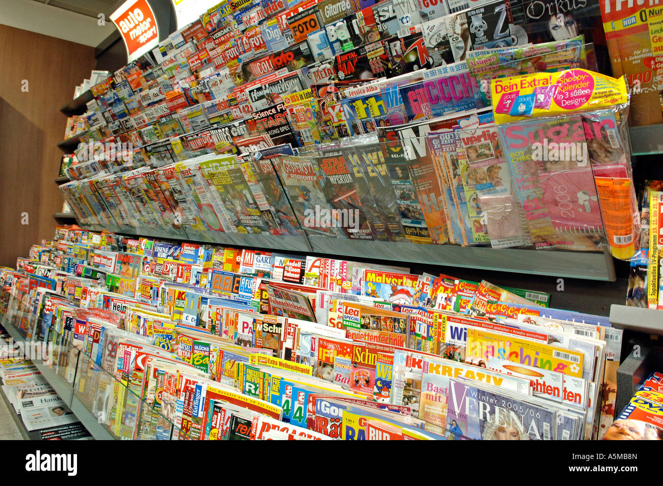 Zeitungsladen Zeitungen Zeitschriften Kiosk Innenaufnahme Einkaufszeile Supermarkt Regale newspaper newspapers magazines Stock Photo