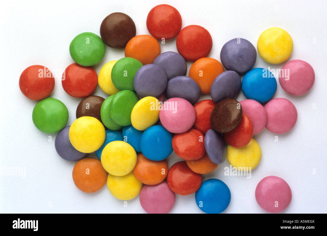 Bunte Schokolinsen Zuckerguß Zuckerguss Süßigkeiten Nascherei Lebensmittel sweets candy alimentari chocobons with coloured sugar Stock Photo