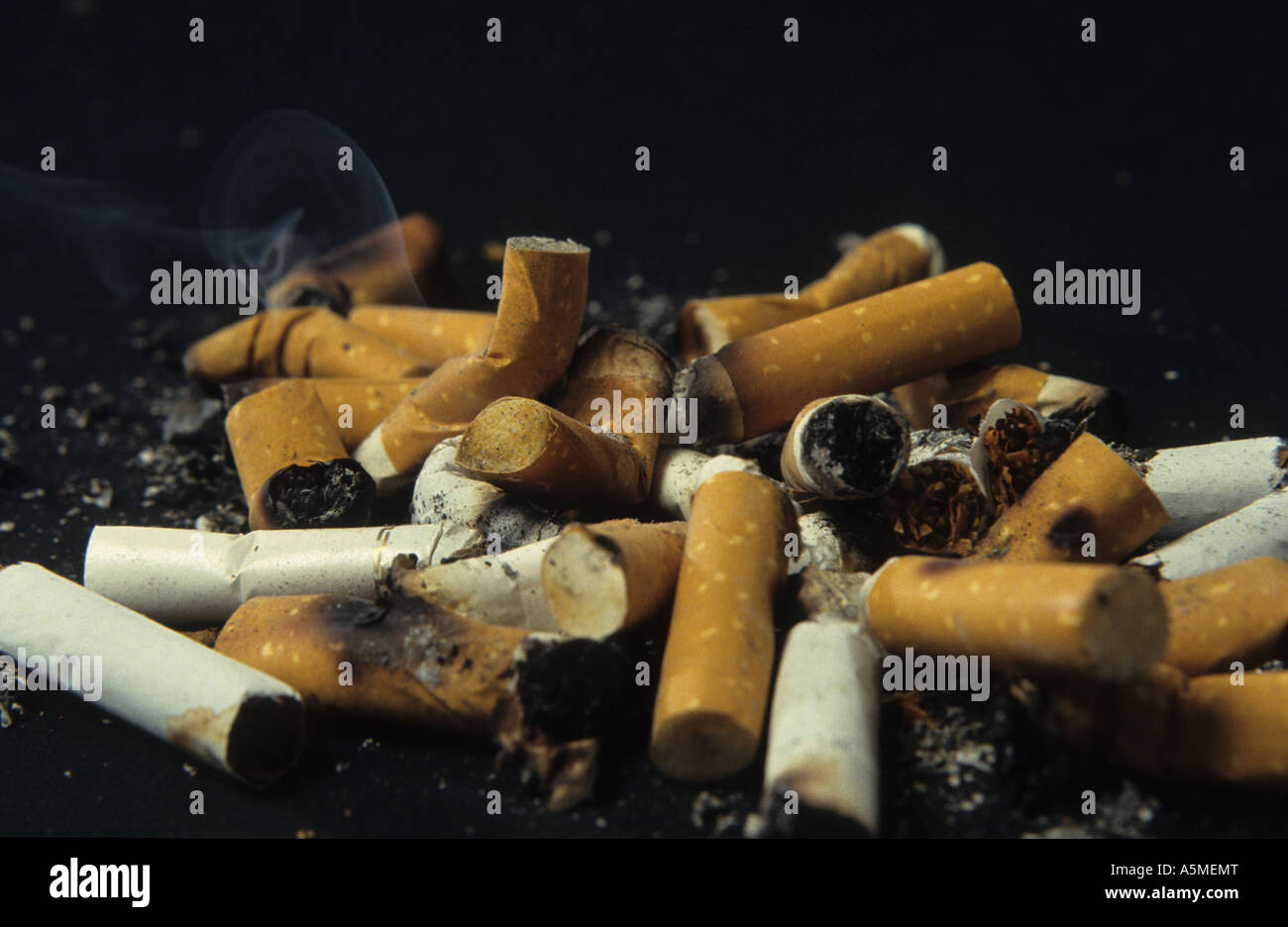 Viele Zigarettenkippen cigarette ends Tabakkonsum Nikotin Zigarette Zigaretten Zigarettenkonsum Laster Sucht rauchen Alltagsdrog Stock Photo