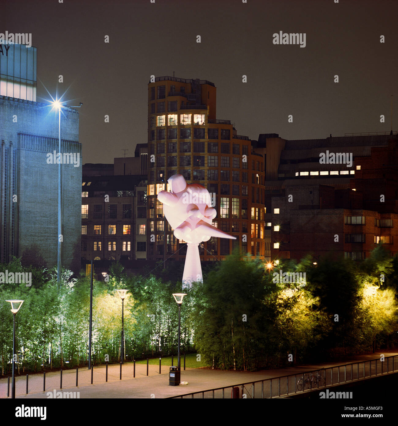 night shot of Daddies Bighead artwork 2003 by Paul McCarthy outside Tate Modern London inc St Paul s Cathedral Stock Photo