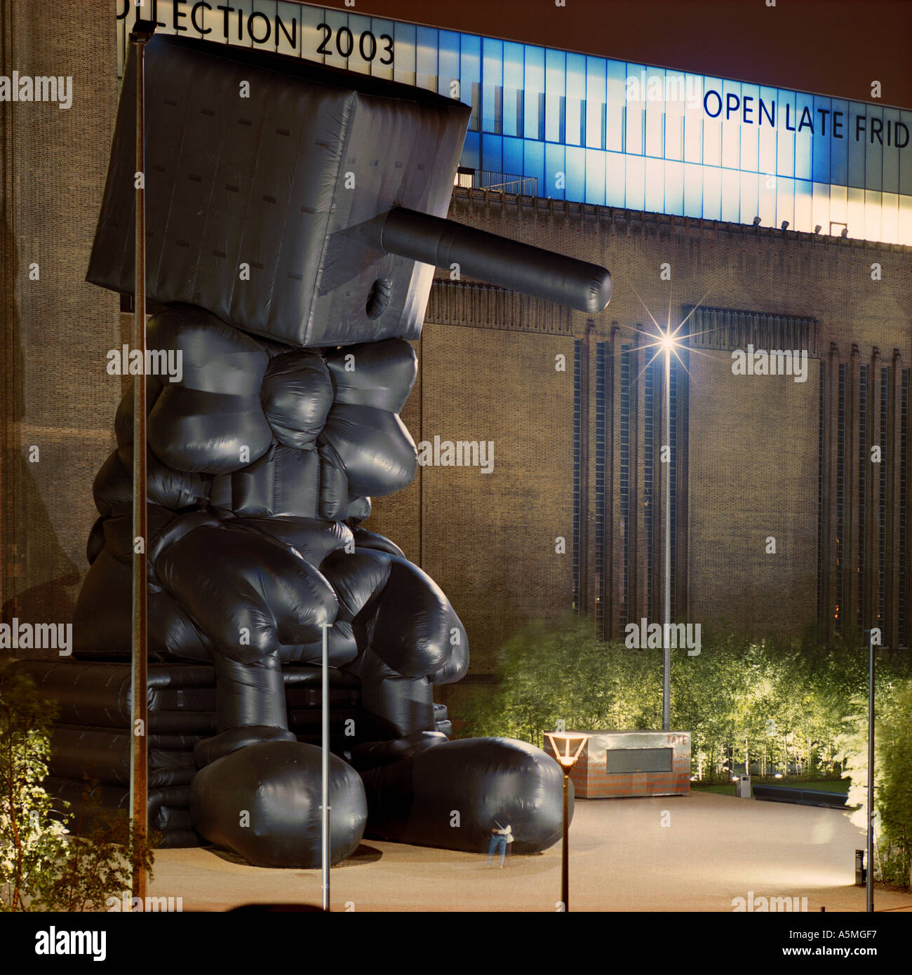 night shot of Blockhead artwork 2003 by Paul McCarthy outside Tate Modern London Stock Photo