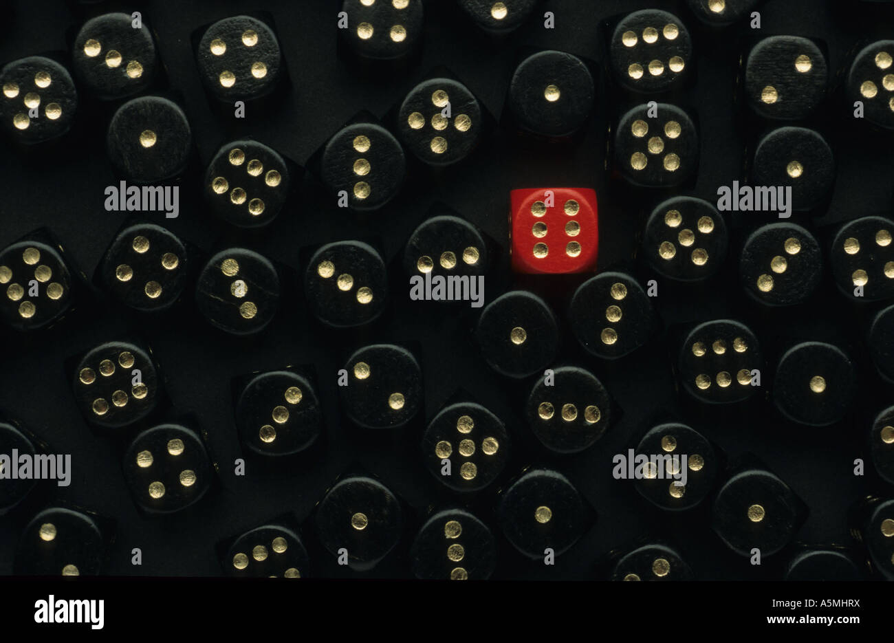 Viele schwarze und ein roter Würfel some black and one red dice schwarze  Würfel mit unterschiedlicher Punktezahl roter Würfel mi Stock Photo - Alamy