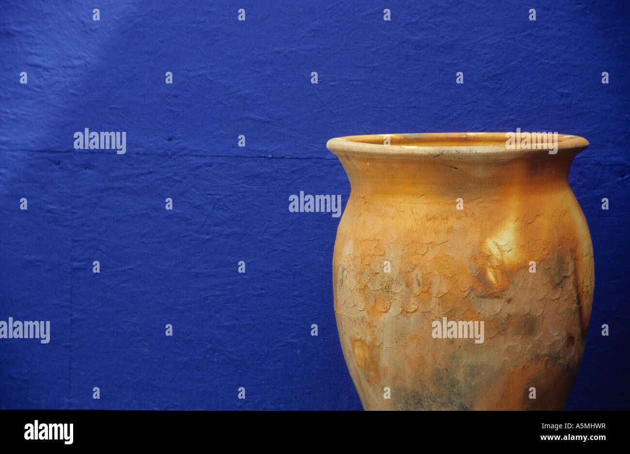 Terracottavase vor einer blauen Wand terracotta vase infront a blue wall Gefäß Gegenstand Ding Sache Objekt Gebilde Thema Sujet Stock Photo