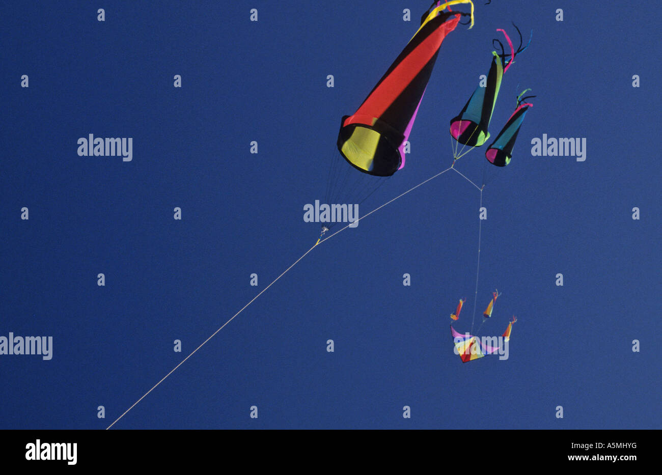 Bunte Papierdrachen fliegen in der Luft Drachen steigen lassen fly a kite colored bunt farbig losgelassen Freiheit in der Luft f Stock Photo