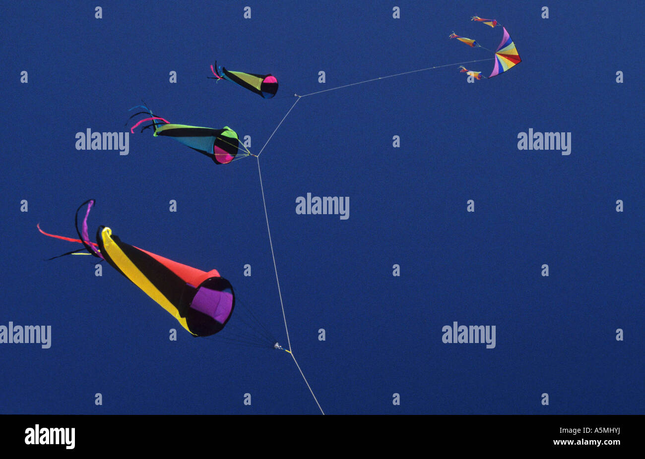 Bunte Papierdrachen fliegen in der Luft Drachen steigen lassen fly a kite colored bunt farbig losgelassen Freiheit in der Luft f Stock Photo