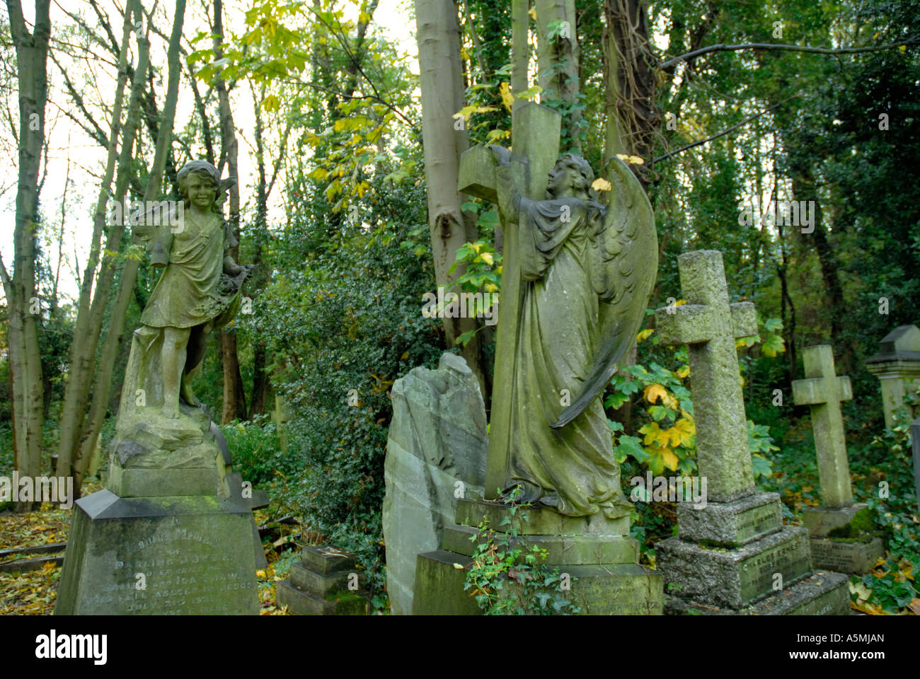 Statue angel cross highgate cemetery hires stock photography and