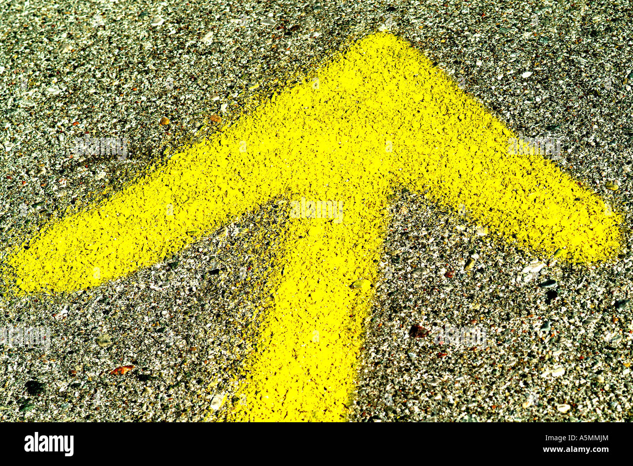 gelber Pfeil Straßenpfeil yellow arrow wegweisen hinführen Kurs Verlauf Route Entwicklung Trend Tendenz direction course signpos Stock Photo