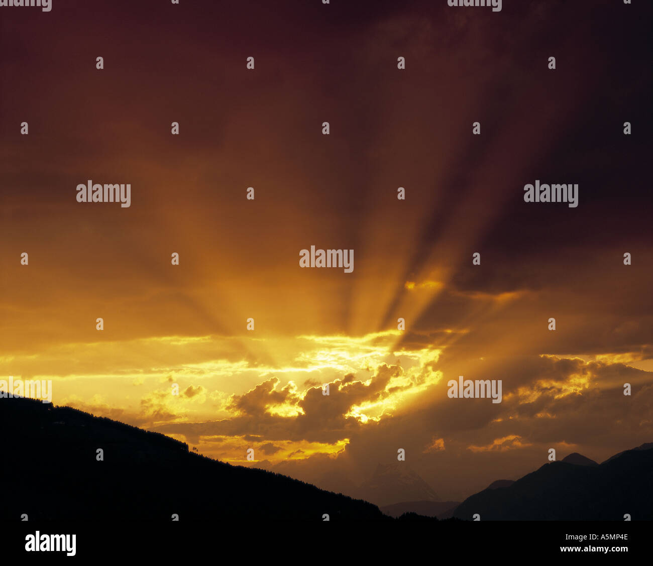 Golden sunset over mountains hi-res stock photography and images - Alamy