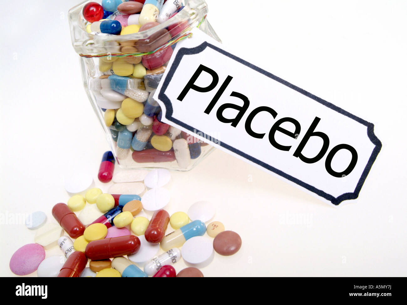 Symbolbild Placebo Scheinpräparate symbolic for placebo Medikament Medikamente Medizin Tabletten Pillen Heilmittel Arznei Arznei Stock Photo