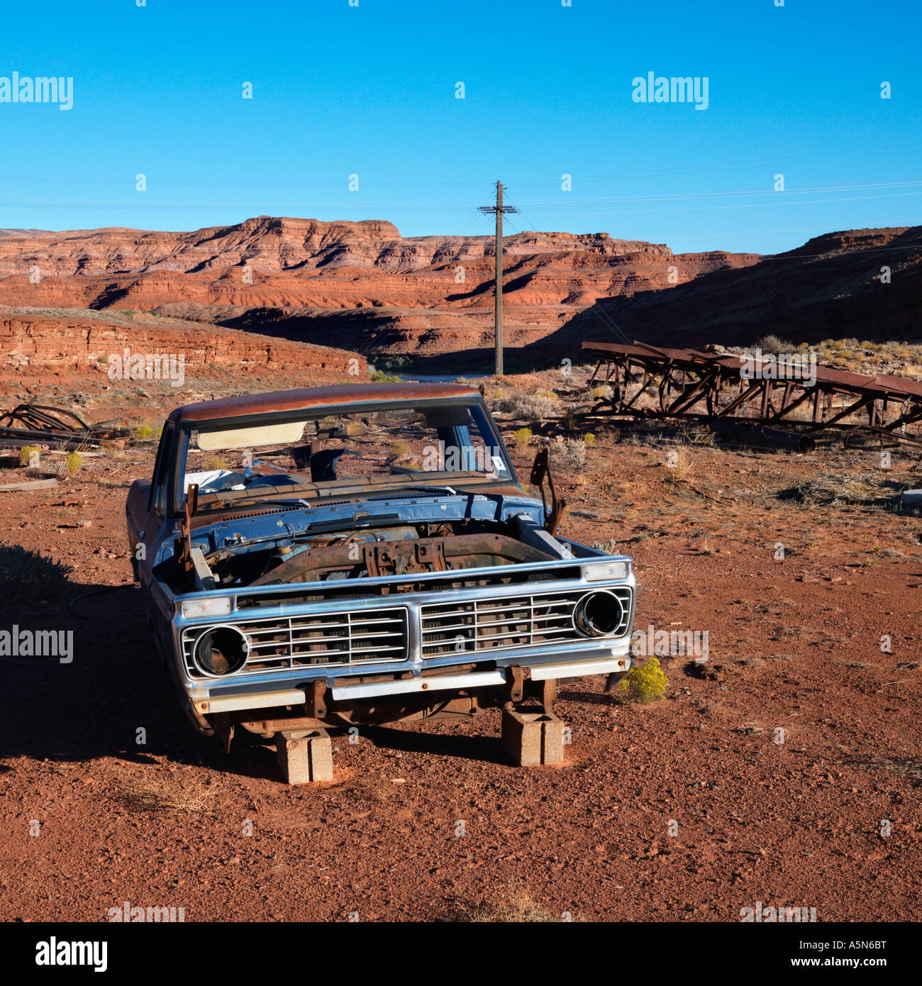 Old abandoned junk car in the desert Stock Photo - Alamy