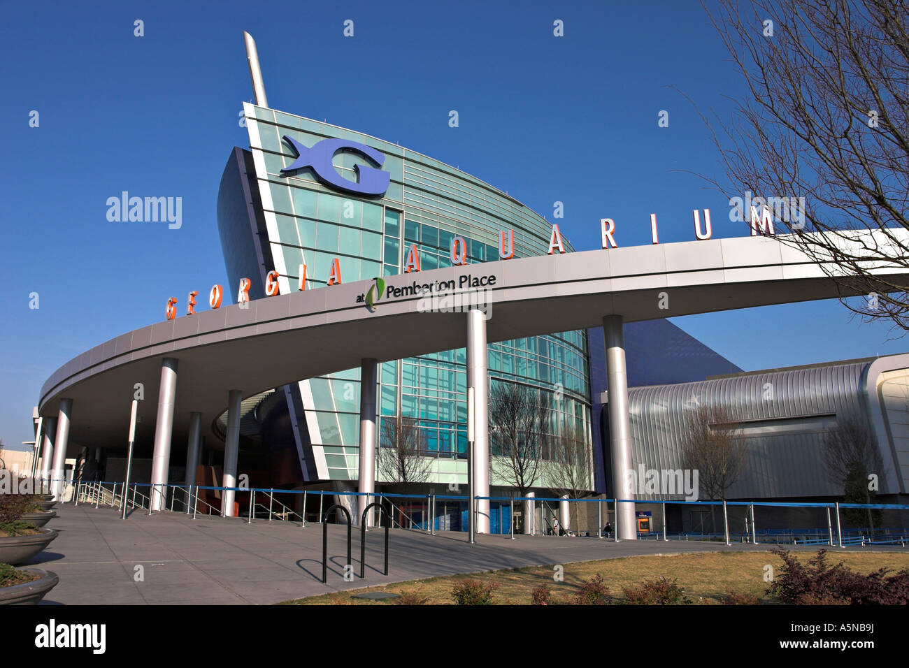 Fish House: The entrance to the Georgia Aquarium glows in the early morning sun before the crowds arrive Stock Photo