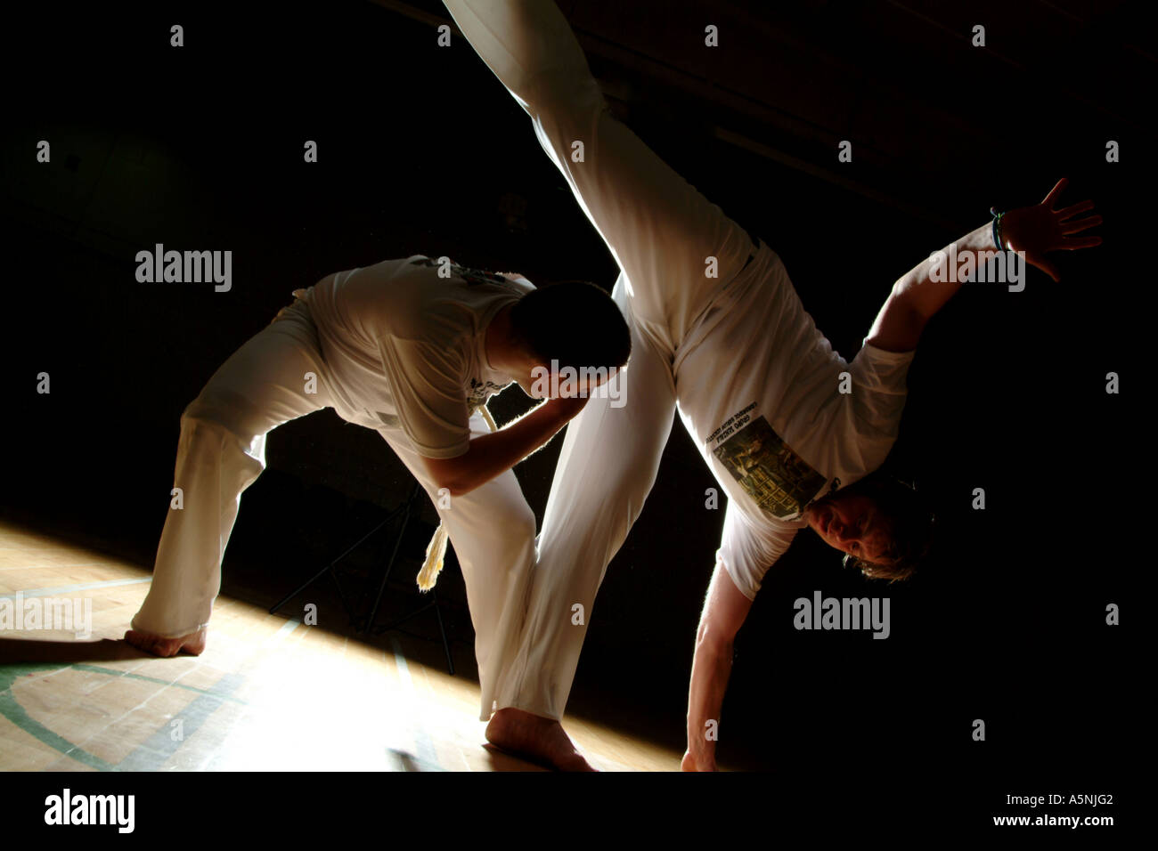 The martial art of Capoeira - Meia lua de compasso Stock Photo - Alamy