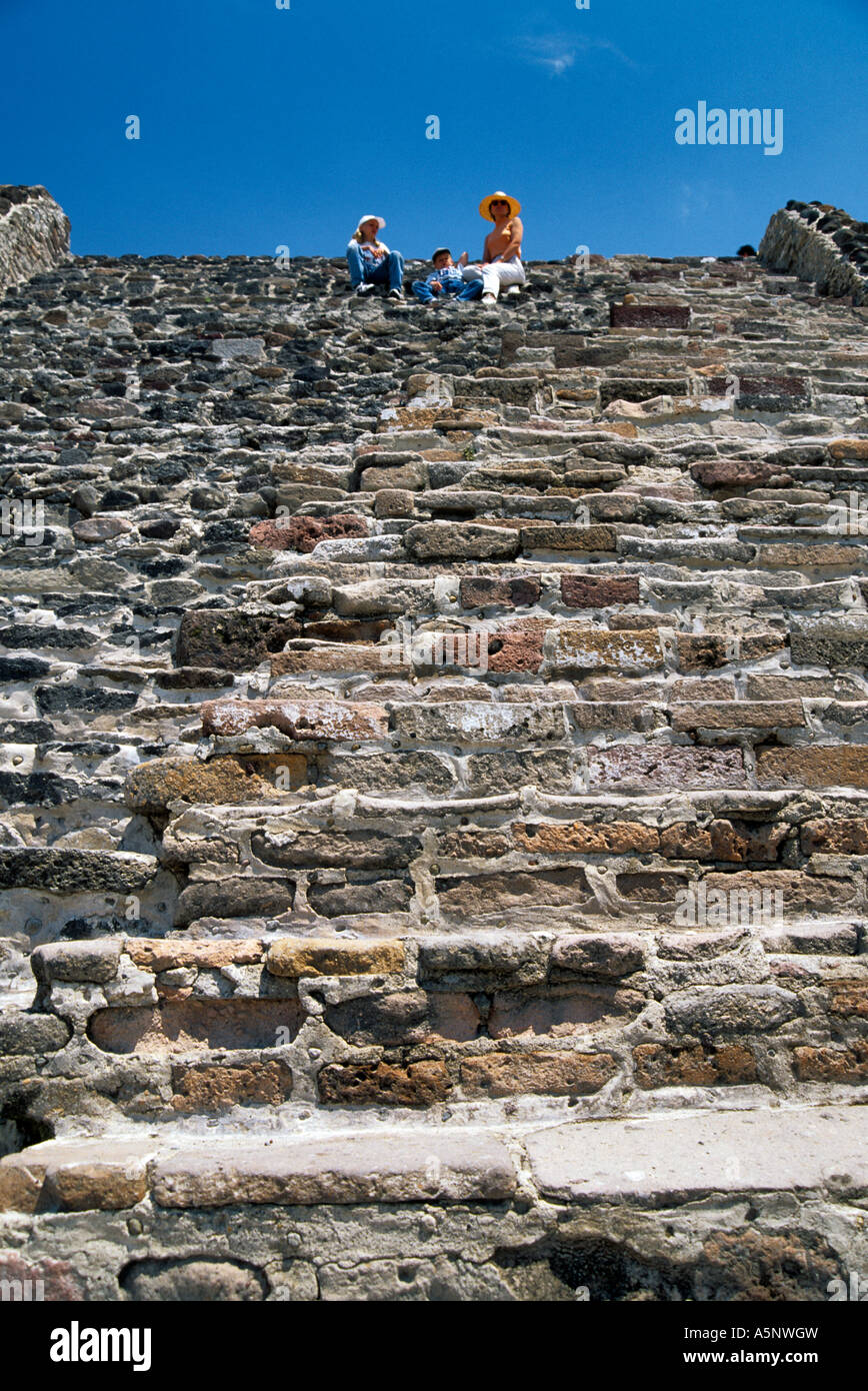 Tlahuizcalpantecuhtli High Resolution Stock Photography And Images Alamy Aztek dini nde tlahuizcalpantecuhtli (gün ağarmasının efendisi) ,sabah yıldızı venus gezegeninin tanrısıdır. https www alamy com stock photo tourists at stairs at pyramid b tlahuizcalpantecuhtli temple in tula 11357784 html