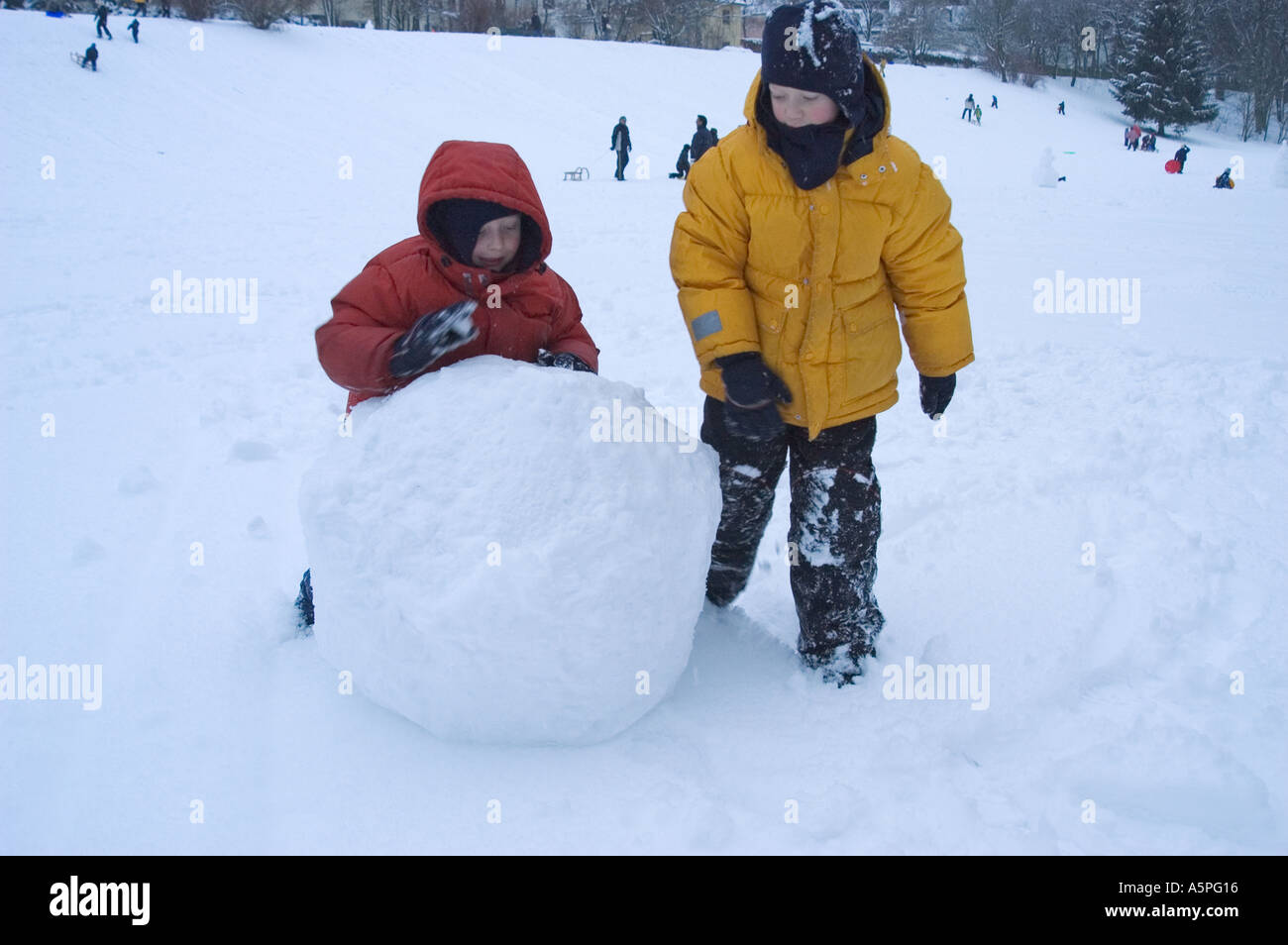 2 Freunde/Brüder - Schneekugel Schnee main image 0