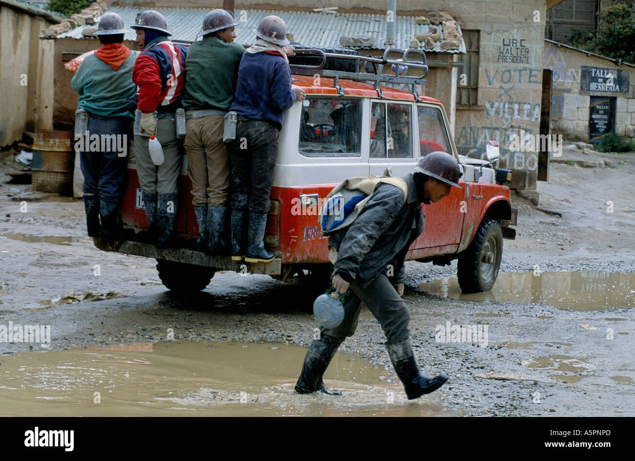 SOUTH AMERICAN RD MOVIE 2 MINERS RIDING ON THE OUTSIDE OF A 4X4 JEEP SIGLO  XX TIN MINE IN LLAALLAGUA JAN 2001 Stock Photo - Alamy