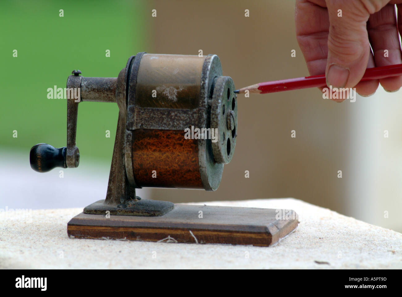pencil sharpener with handle