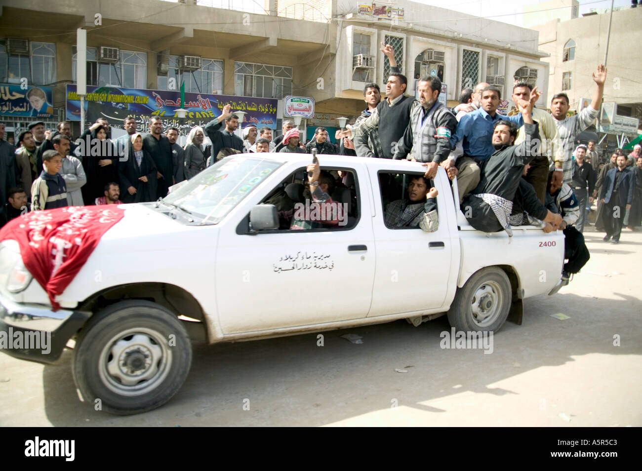 Turmoil on the streets of Karbala, Iraq, after terrorist explosions during Ashura day, 02.03.04 Stock Photo