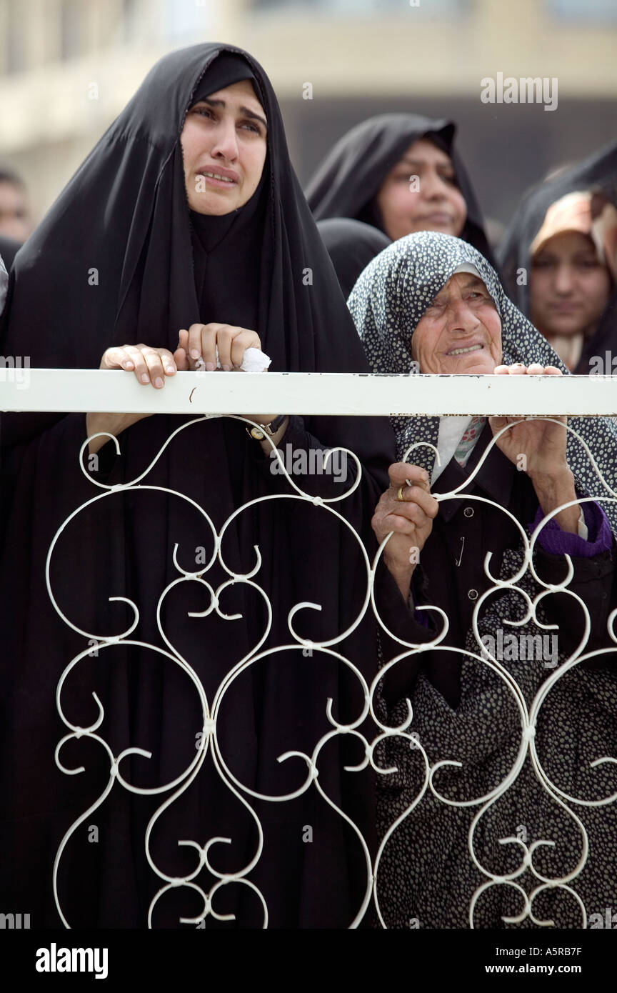 Women mourn for Imam Hussein in front of his shrine Karabala Iraq 01 03 04 Stock Photo