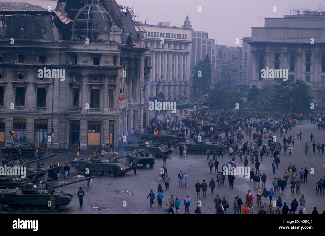 romanian-revolution-1989-people-army-tanks-burnt-out-building-in-bucharests-A5RCJ6.jpg