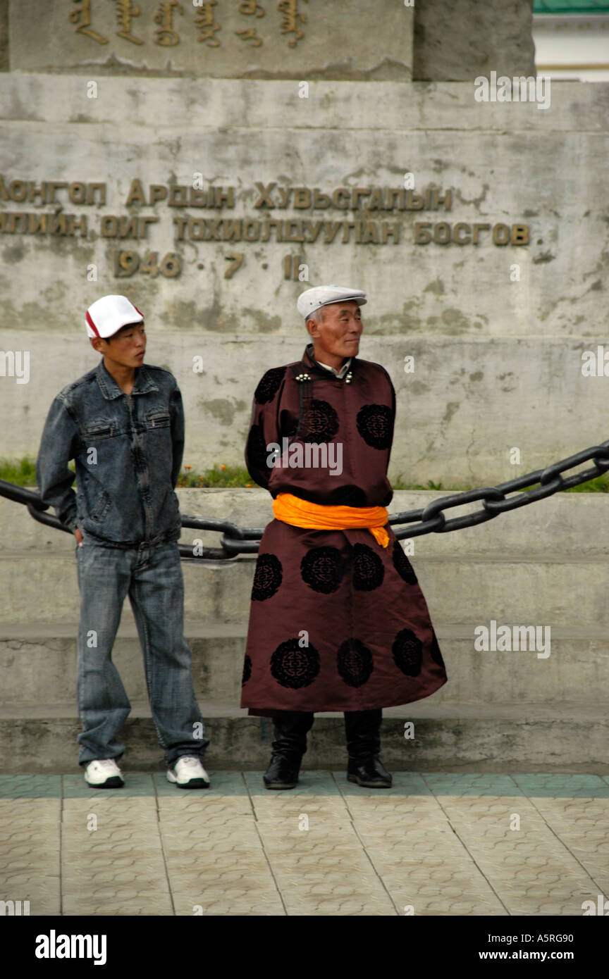 Two Mongols one dressed in Jeans the other in traditional dress Sukhbaatar sqare Ulaan Baatar Mongolia Stock Photo