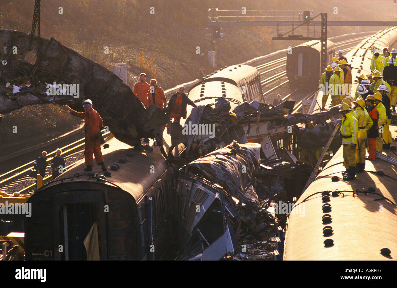 RESCUE WORKERS LIFTING WRECKAGE OF CARRIAGES AT THE SITE OF THE CLAPHAM TRAIN CRASH 1988 Stock Photo