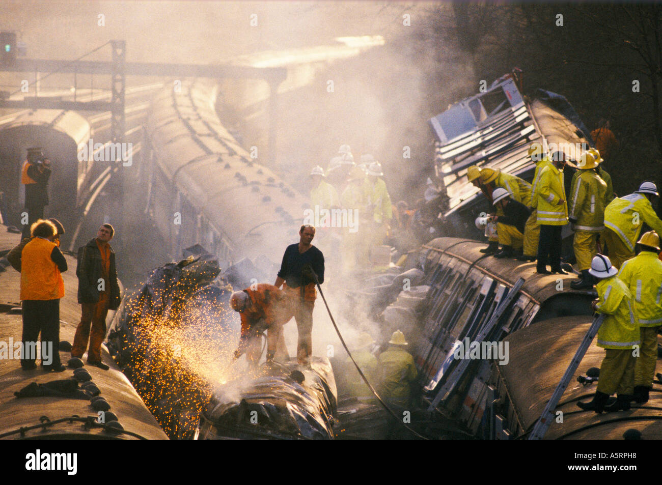 RESCUE WORKERS USING CUTTING EQUIPMENT ON WRECKED CARRIAGES AT SCENE OF CLAPHAM TRAIN CRASH 1988 Stock Photo