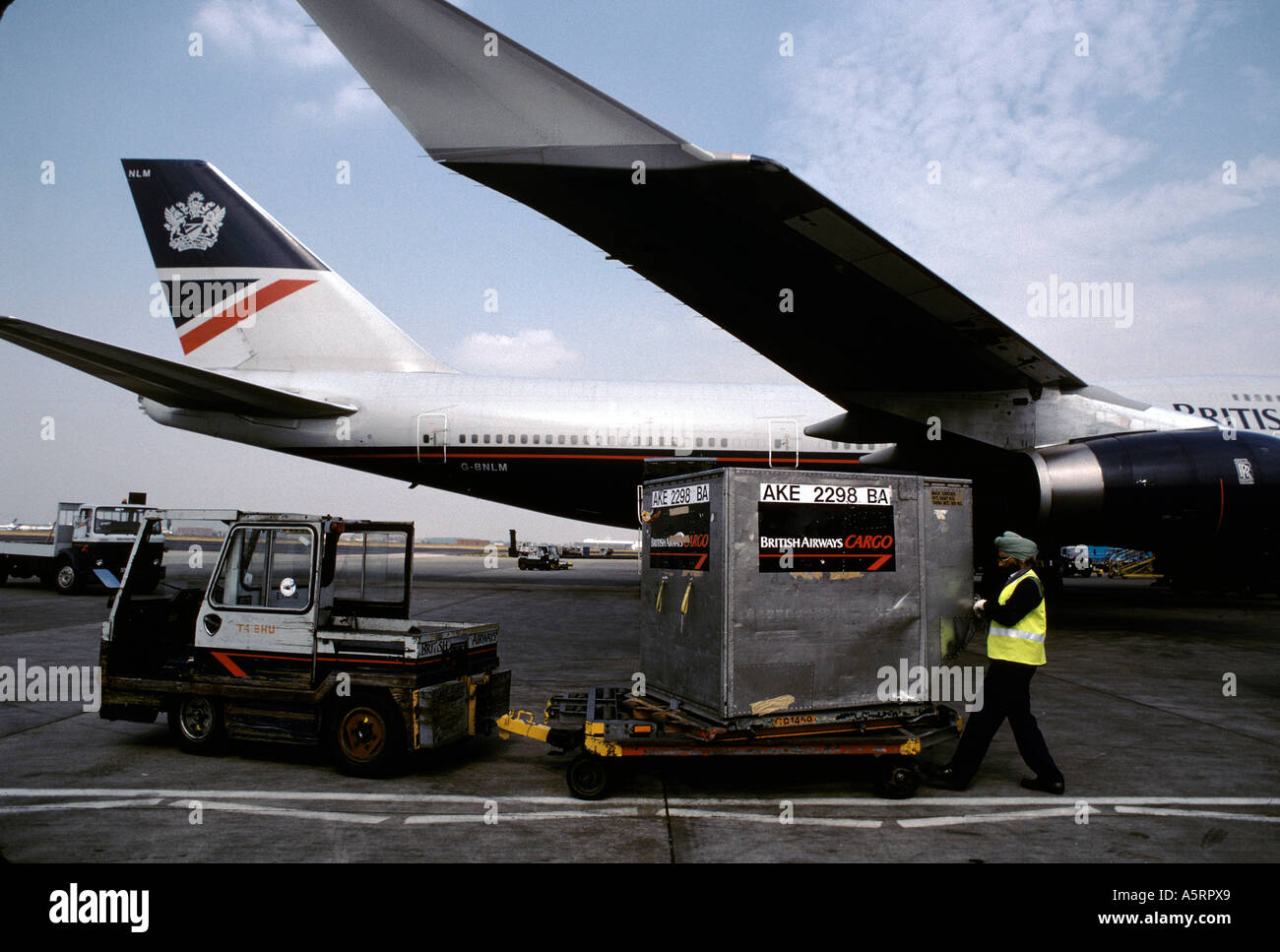 LOADING CARGO HEATHROW AIRPORT Stock Photo Alamy