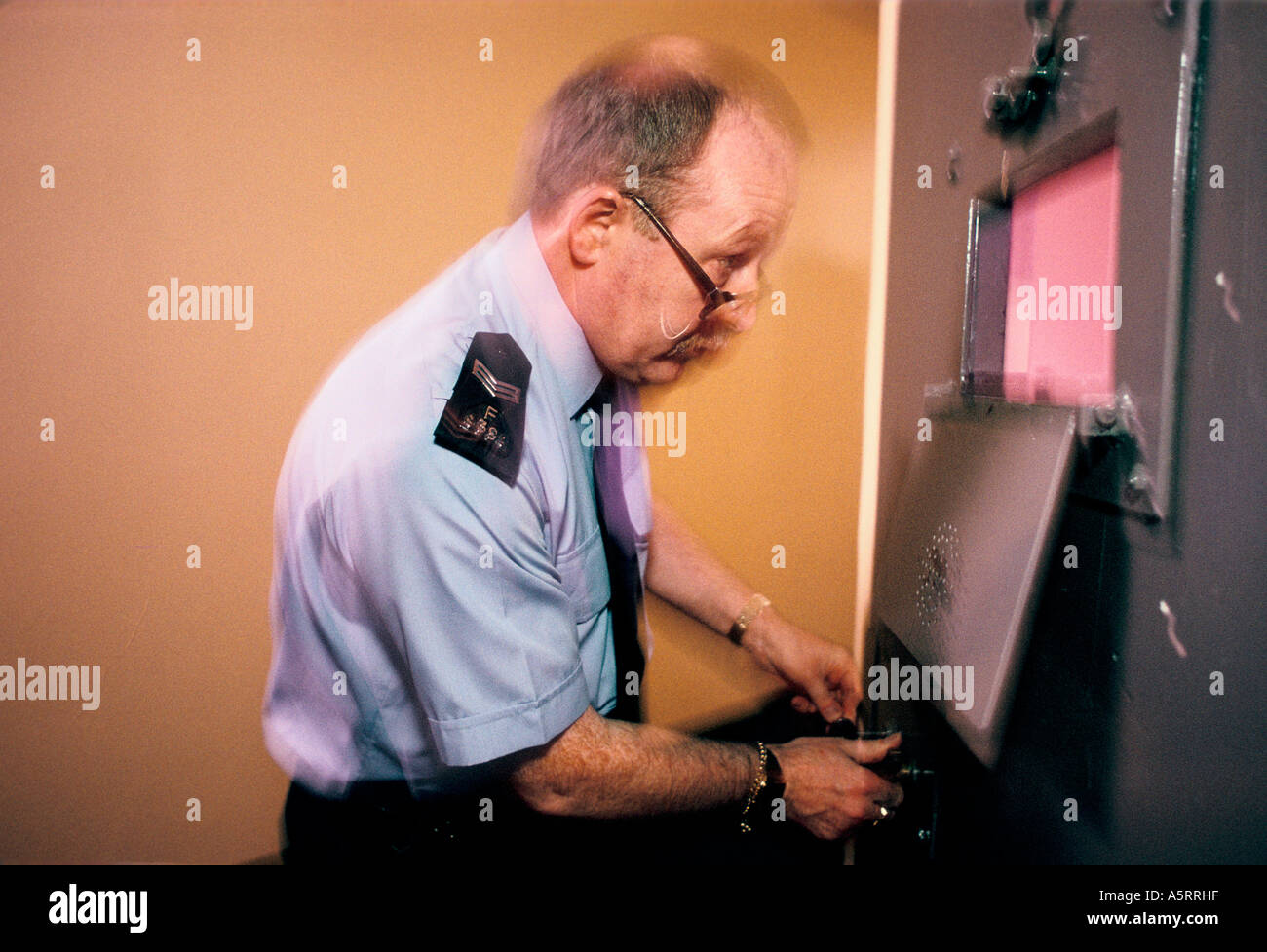 DUTY SERGEANT TALKING TO PRISONER IN POLICE STATION CELL GREATER MANCHESTER POLICE SALFORD Stock Photo
