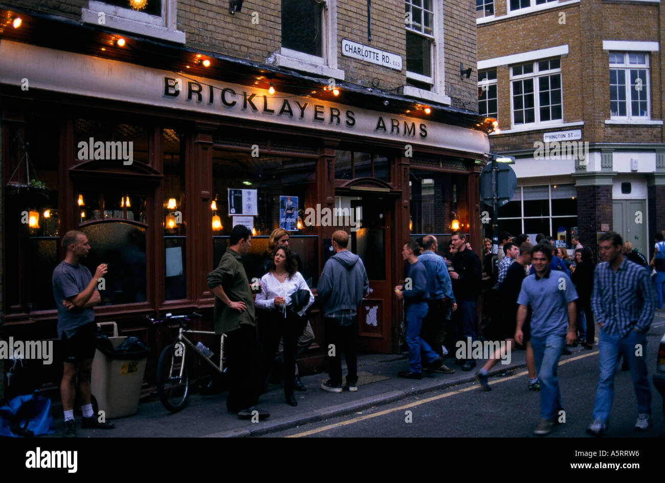 LONDON'S EAST END THE BRICKLAYERS ARMS CHARLOTTE ROAD SHOREDITCH NEAR HOXTON SQUARE Stock Photo