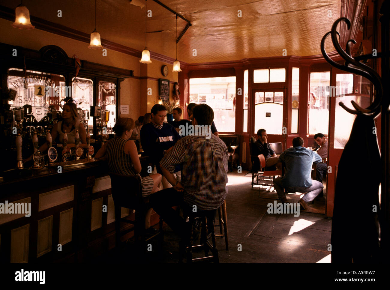 LONDON S EAST END INSIDE THE BRICKLAYERS ARMS CHARLOTTE ROAD SHOREDITCH NEAR HOXTON SQUARE Stock