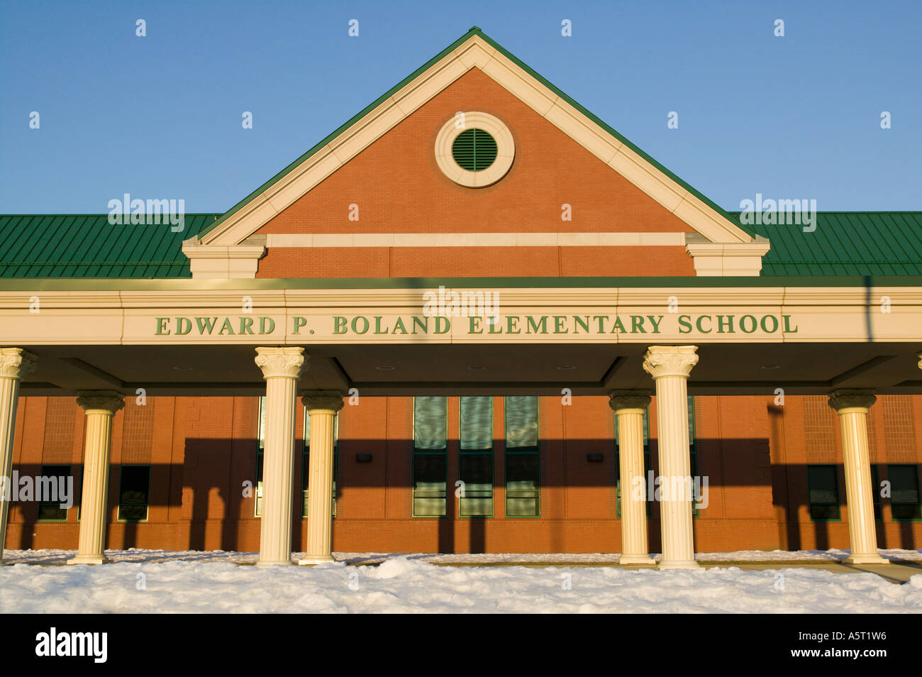 Public middle school exterior hires stock photography and images Alamy