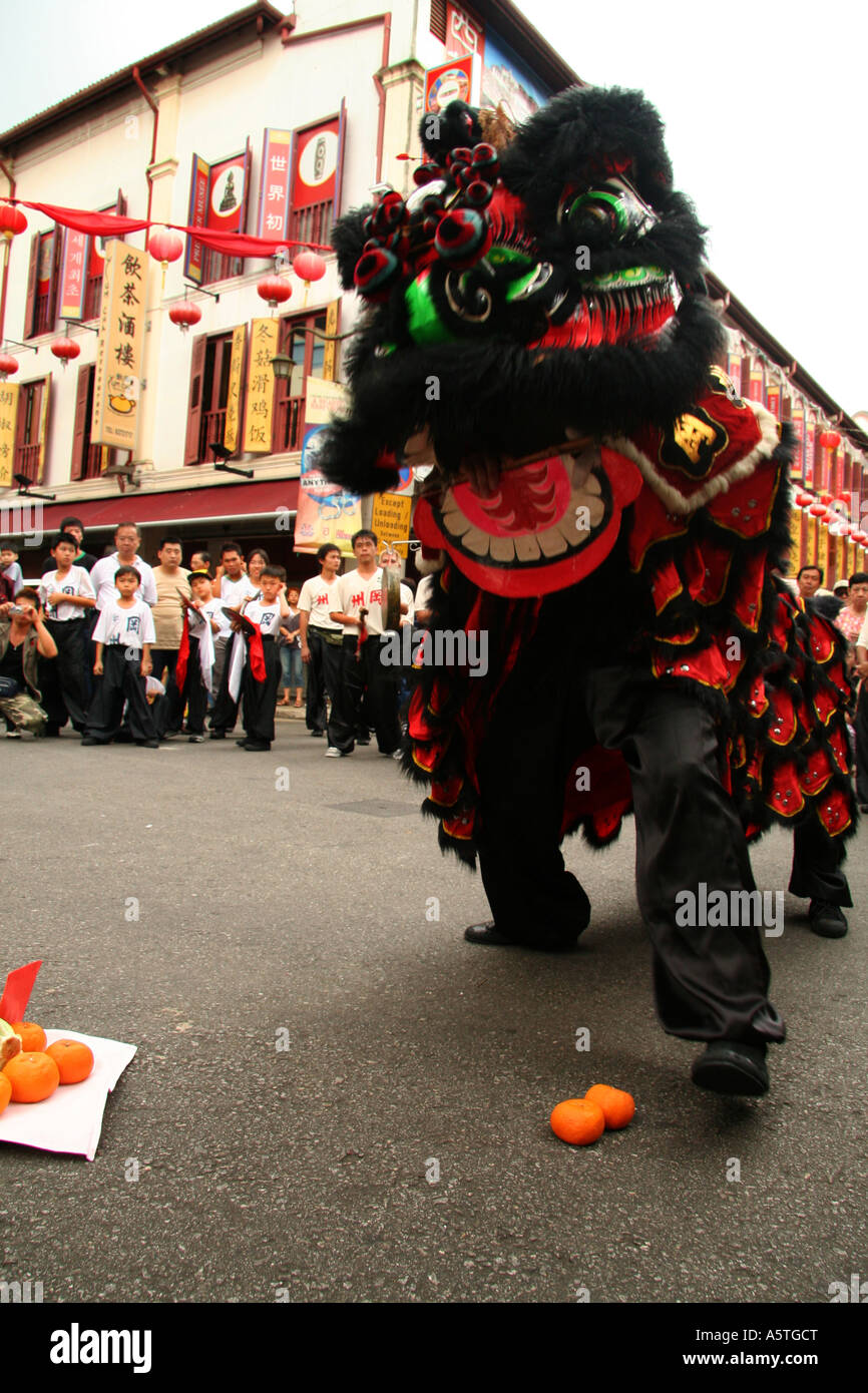 Chinese dragon dance singapore hi-res stock photography and images - Alamy