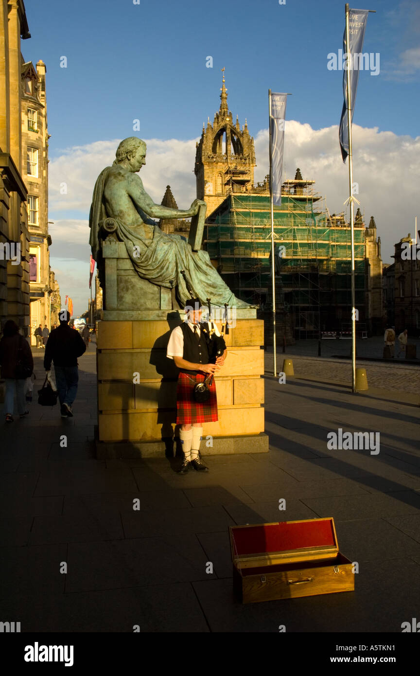 Bagpipe player in Royal Mile in Edinburgh Scotland UK Stock Photo Alamy