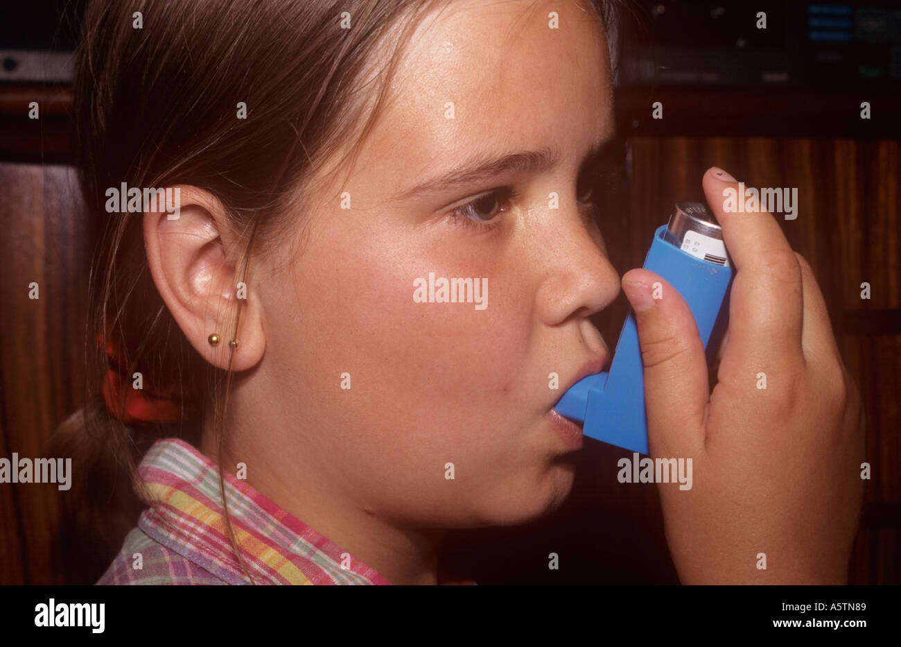 child using inhaler for asthma Stock Photo Alamy