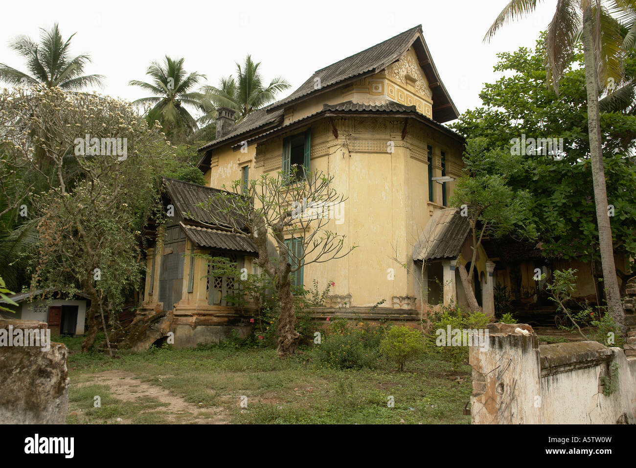 Painet jf5701 laos traditional house luang prabang asia se architecture country developing nation less economically Stock Photo