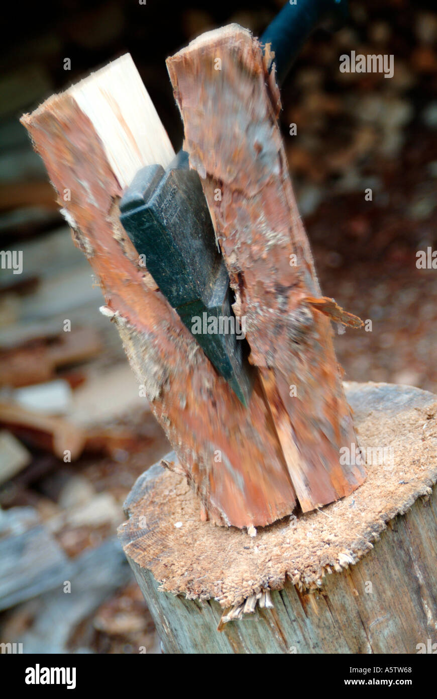 axe splitting wood Stock Photo Alamy