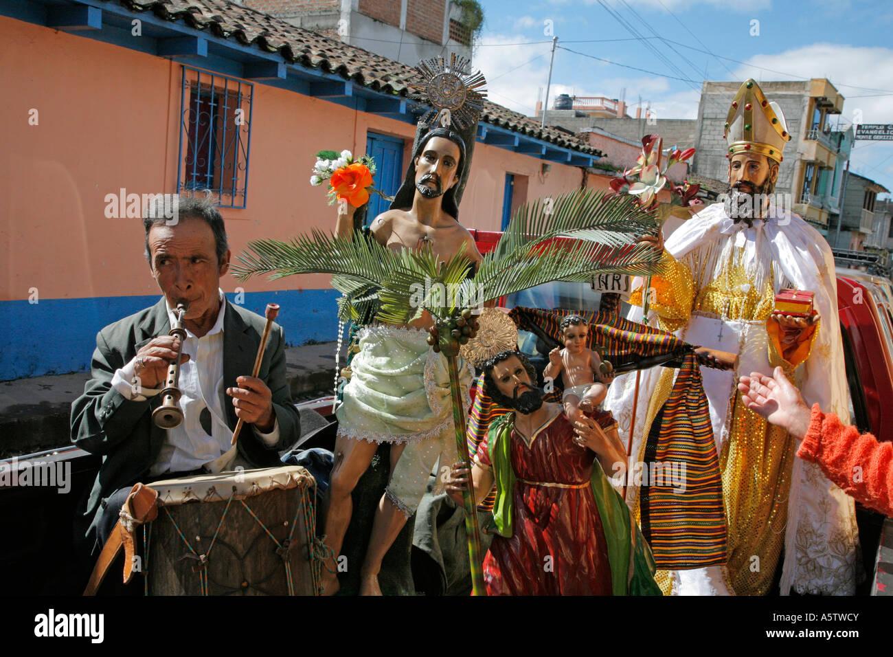 jj1536 guatemala religious statues transported back pickup truck