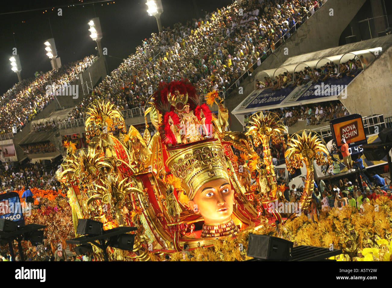Floats and samba dancers in amazing costumes, in the Rio de Janeiro ...