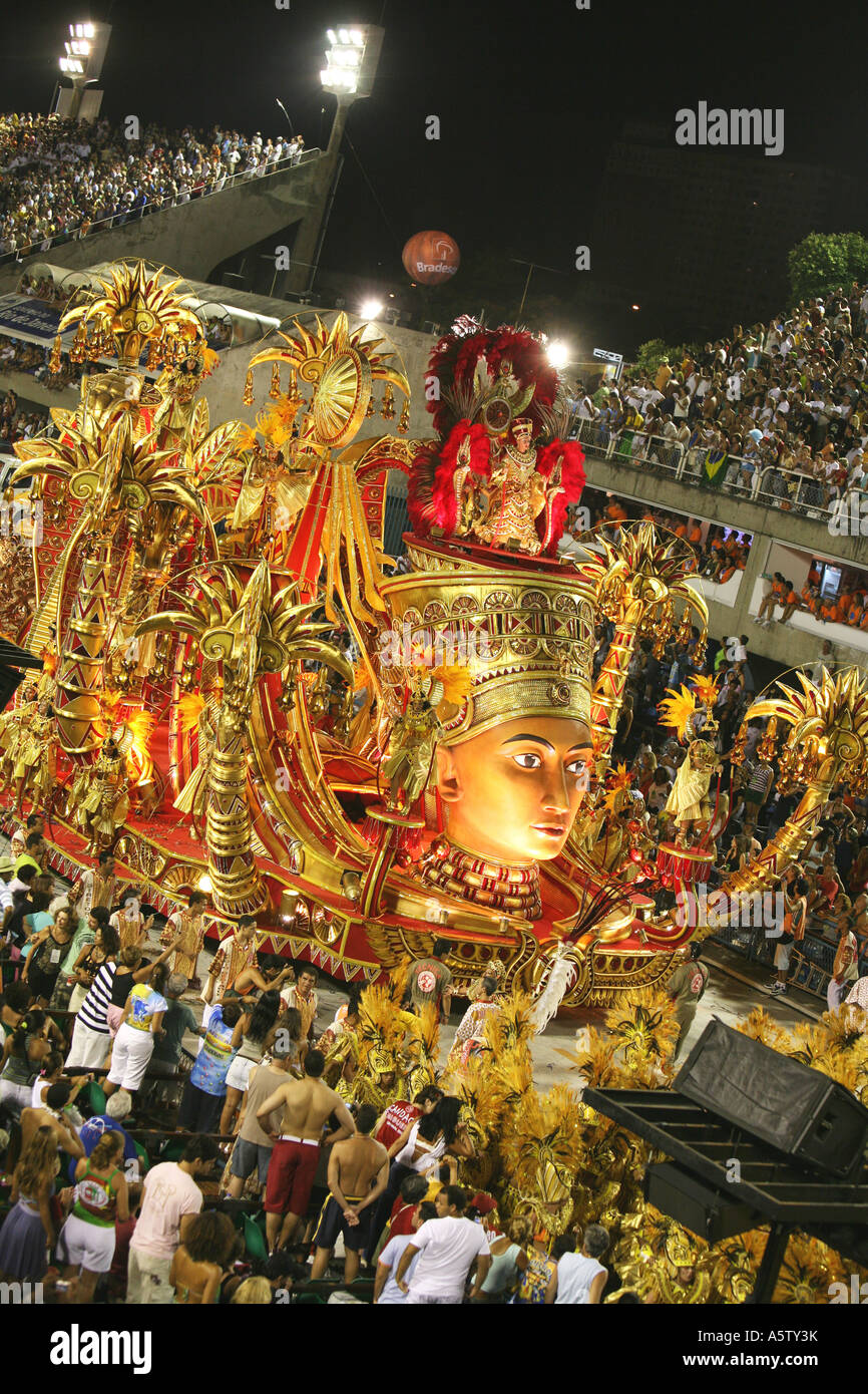 Floats and samba dancers in amazing costumes, in the Rio de Janeiro ...