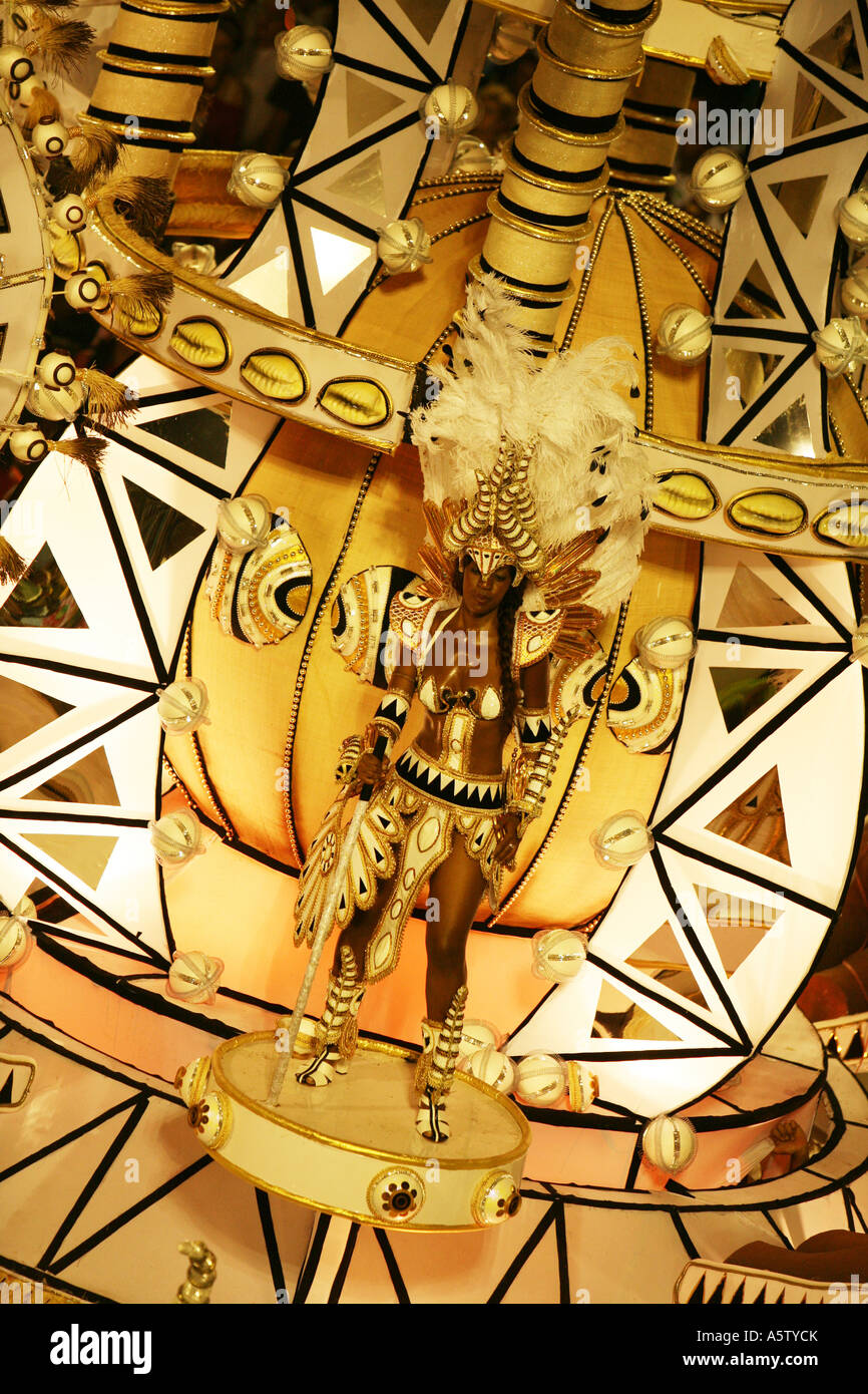 Floats and samba dancers in amazing costumes, in the Rio de Janeiro ...