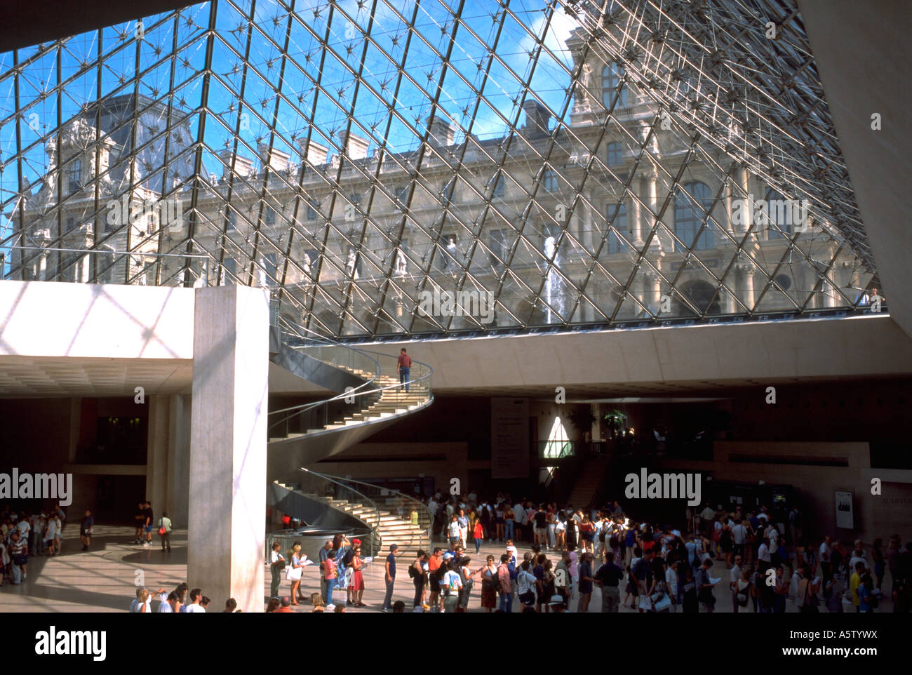 hl1622 worlds largest museum art louvre underneath pyramid